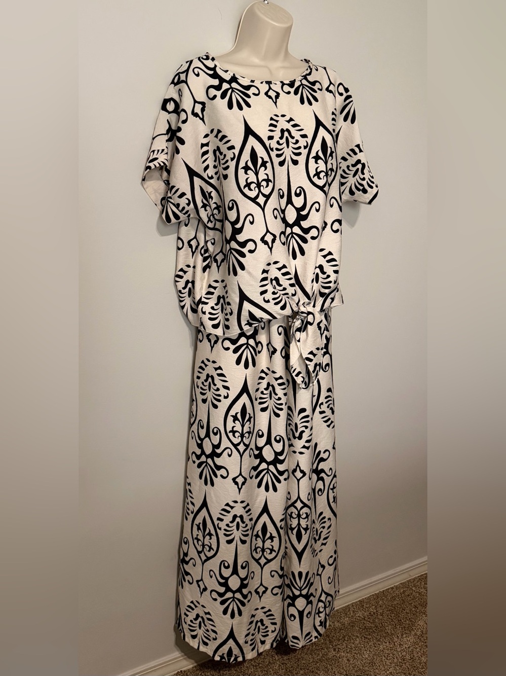 Cream and Black Printed Women’s 2 pc Ankle Pants & Top w/ Tie Waist - One Size